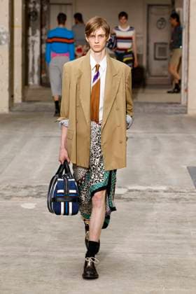 Défilé Dries Van Noten Collection Homme Prêt à Porter Printemps Eté 2026 lors de la Fashion Week de Paris PFW Défilé Dries Van Noten Collection Homme Prêt à Porter Printemps Eté 2026 lors de la Fashion Week de Paris, le 26 juin 2025 Dries Van Noten Fashion Show Men Ready to Wear Spring Summer 2026 Collection at Paris Fashion Week on june 26th 2025 Paris France  Copyright: xAgencex xBestimagexAgencex xBestimagex