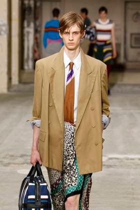 Défilé Dries Van Noten Collection Homme Prêt à Porter Printemps Eté 2026 lors de la Fashion Week de Paris PFW Défilé Dries Van Noten Collection Homme Prêt à Porter Printemps Eté 2026 lors de la Fashion Week de Paris, le 26 juin 2025 Dries Van Noten Fashion Show Men Ready to Wear Spring Summer 2026 Collection at Paris Fashion Week on june 26th 2025 Paris France  Copyright: xAgencex xBestimagexAgencex xBestimagex