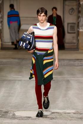 Défilé Dries Van Noten Collection Homme Prêt à Porter Printemps Eté 2026 lors de la Fashion Week de Paris PFW Défilé Dries Van Noten Collection Homme Prêt à Porter Printemps Eté 2026 lors de la Fashion Week de Paris, le 26 juin 2025 Dries Van Noten Fashion Show Men Ready to Wear Spring Summer 2026 Collection at Paris Fashion Week on june 26th 2025 Paris France  Copyright: xAgencex xBestimagexAgencex xBestimagex