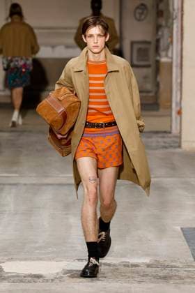 Défilé Dries Van Noten Collection Homme Prêt à Porter Printemps Eté 2026 lors de la Fashion Week de Paris PFW Défilé Dries Van Noten Collection Homme Prêt à Porter Printemps Eté 2026 lors de la Fashion Week de Paris, le 26 juin 2025 Dries Van Noten Fashion Show Men Ready to Wear Spring Summer 2026 Collection at Paris Fashion Week on june 26th 2025 Paris France  Copyright: xAgencex xBestimagexAgencex xBestimagex