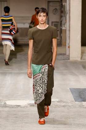Défilé Dries Van Noten Collection Homme Prêt à Porter Printemps Eté 2026 lors de la Fashion Week de Paris PFW Défilé Dries Van Noten Collection Homme Prêt à Porter Printemps Eté 2026 lors de la Fashion Week de Paris, le 26 juin 2025 Dries Van Noten Fashion Show Men Ready to Wear Spring Summer 2026 Collection at Paris Fashion Week on june 26th 2025 Paris France  Copyright: xAgencex xBestimagexAgencex xBestimagex