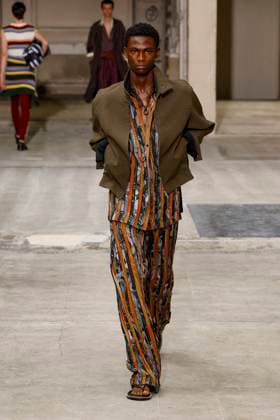 Défilé Dries Van Noten Collection Homme Prêt à Porter Printemps Eté 2026 lors de la Fashion Week de Paris PFW Défilé Dries Van Noten Collection Homme Prêt à Porter Printemps Eté 2026 lors de la Fashion Week de Paris, le 26 juin 2025 Dries Van Noten Fashion Show Men Ready to Wear Spring Summer 2026 Collection at Paris Fashion Week on june 26th 2025 Paris France  Copyright: xAgencex xBestimagexAgencex xBestimagex
