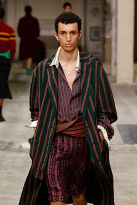 Défilé Dries Van Noten Collection Homme Prêt à Porter Printemps Eté 2026 lors de la Fashion Week de Paris PFW Défilé Dries Van Noten Collection Homme Prêt à Porter Printemps Eté 2026 lors de la Fashion Week de Paris, le 26 juin 2025 Dries Van Noten Fashion Show Men Ready to Wear Spring Summer 2026 Collection at Paris Fashion Week on june 26th 2025 Paris France  Copyright: xAgencex xBestimagexAgencex xBestimagex