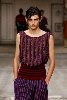 Défilé Dries Van Noten Collection Homme Prêt à Porter Printemps Eté 2026 lors de la Fashion Week de Paris PFW Défilé Dries Van Noten Collection Homme Prêt à Porter Printemps Eté 2026 lors de la Fashion Week de Paris, le 26 juin 2025 Dries Van Noten Fashion Show Men Ready to Wear Spring Summer 2026 Collection at Paris Fashion Week on june 26th 2025 Paris France  Copyright: xAgencex xBestimagexAgencex xBestimagex