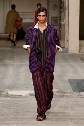 Défilé Dries Van Noten Collection Homme Prêt à Porter Printemps Eté 2026 lors de la Fashion Week de Paris PFW Défilé Dries Van Noten Collection Homme Prêt à Porter Printemps Eté 2026 lors de la Fashion Week de Paris, le 26 juin 2025 Dries Van Noten Fashion Show Men Ready to Wear Spring Summer 2026 Collection at Paris Fashion Week on june 26th 2025 Paris France  Copyright: xAgencex xBestimagexAgencex xBestimagex