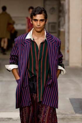 Défilé Dries Van Noten Collection Homme Prêt à Porter Printemps Eté 2026 lors de la Fashion Week de Paris PFW Défilé Dries Van Noten Collection Homme Prêt à Porter Printemps Eté 2026 lors de la Fashion Week de Paris, le 26 juin 2025 Dries Van Noten Fashion Show Men Ready to Wear Spring Summer 2026 Collection at Paris Fashion Week on june 26th 2025 Paris France  Copyright: xAgencex xBestimagexAgencex xBestimagex