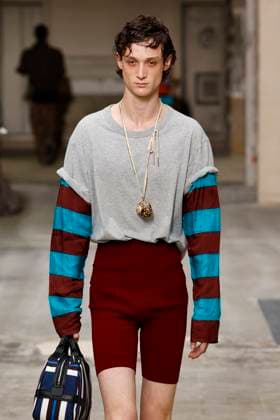 Défilé Dries Van Noten Collection Homme Prêt à Porter Printemps Eté 2026 lors de la Fashion Week de Paris PFW Défilé Dries Van Noten Collection Homme Prêt à Porter Printemps Eté 2026 lors de la Fashion Week de Paris, le 26 juin 2025 Dries Van Noten Fashion Show Men Ready to Wear Spring Summer 2026 Collection at Paris Fashion Week on june 26th 2025 Paris France  Copyright: xAgencex xBestimagexAgencex xBestimagex