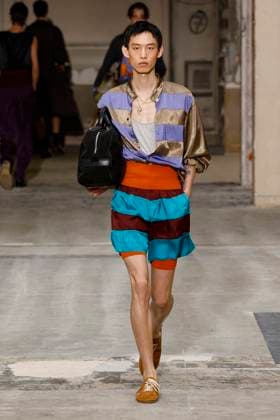 Défilé Dries Van Noten Collection Homme Prêt à Porter Printemps Eté 2026 lors de la Fashion Week de Paris PFW Défilé Dries Van Noten Collection Homme Prêt à Porter Printemps Eté 2026 lors de la Fashion Week de Paris, le 26 juin 2025 Dries Van Noten Fashion Show Men Ready to Wear Spring Summer 2026 Collection at Paris Fashion Week on june 26th 2025 Paris France  Copyright: xAgencex xBestimagexAgencex xBestimagex