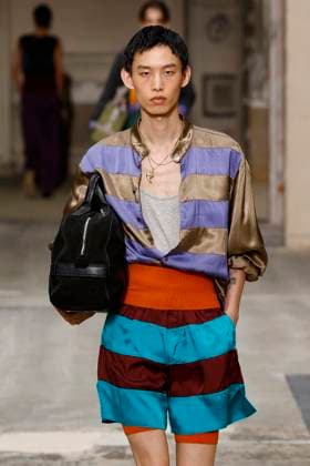Défilé Dries Van Noten Collection Homme Prêt à Porter Printemps Eté 2026 lors de la Fashion Week de Paris PFW Défilé Dries Van Noten Collection Homme Prêt à Porter Printemps Eté 2026 lors de la Fashion Week de Paris, le 26 juin 2025 Dries Van Noten Fashion Show Men Ready to Wear Spring Summer 2026 Collection at Paris Fashion Week on june 26th 2025 Paris France  Copyright: xAgencex xBestimagexAgencex xBestimagex