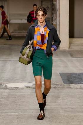 Défilé Dries Van Noten Collection Homme Prêt à Porter Printemps Eté 2026 lors de la Fashion Week de Paris PFW Défilé Dries Van Noten Collection Homme Prêt à Porter Printemps Eté 2026 lors de la Fashion Week de Paris, le 26 juin 2025 Dries Van Noten Fashion Show Men Ready to Wear Spring Summer 2026 Collection at Paris Fashion Week on june 26th 2025 Paris France  Copyright: xAgencex xBestimagexAgencex xBestimagex
