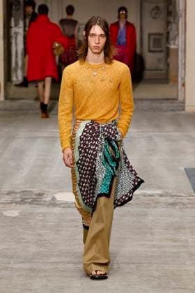 Défilé Dries Van Noten Collection Homme Prêt à Porter Printemps Eté 2026 lors de la Fashion Week de Paris PFW Défilé Dries Van Noten Collection Homme Prêt à Porter Printemps Eté 2026 lors de la Fashion Week de Paris, le 26 juin 2025 Dries Van Noten Fashion Show Men Ready to Wear Spring Summer 2026 Collection at Paris Fashion Week on june 26th 2025 Paris France  Copyright: xAgencex xBestimagexAgencex xBestimagex
