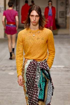 Défilé Dries Van Noten Collection Homme Prêt à Porter Printemps Eté 2026 lors de la Fashion Week de Paris PFW Défilé Dries Van Noten Collection Homme Prêt à Porter Printemps Eté 2026 lors de la Fashion Week de Paris, le 26 juin 2025 Dries Van Noten Fashion Show Men Ready to Wear Spring Summer 2026 Collection at Paris Fashion Week on june 26th 2025 Paris France  Copyright: xAgencex xBestimagexAgencex xBestimagex