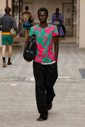 Défilé Dries Van Noten Collection Homme Prêt à Porter Printemps Eté 2026 lors de la Fashion Week de Paris PFW Défilé Dries Van Noten Collection Homme Prêt à Porter Printemps Eté 2026 lors de la Fashion Week de Paris, le 26 juin 2025 Dries Van Noten Fashion Show Men Ready to Wear Spring Summer 2026 Collection at Paris Fashion Week on june 26th 2025 Paris France  Copyright: xAgencex xBestimagexAgencex xBestimagex