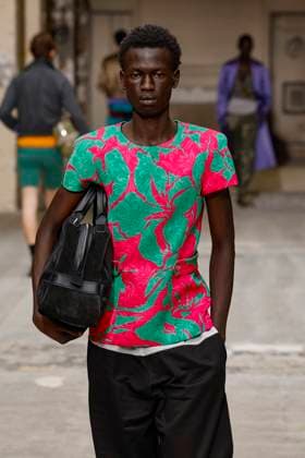 Défilé Dries Van Noten Collection Homme Prêt à Porter Printemps Eté 2026 lors de la Fashion Week de Paris PFW Défilé Dries Van Noten Collection Homme Prêt à Porter Printemps Eté 2026 lors de la Fashion Week de Paris, le 26 juin 2025 Dries Van Noten Fashion Show Men Ready to Wear Spring Summer 2026 Collection at Paris Fashion Week on june 26th 2025 Paris France  Copyright: xAgencex xBestimagexAgencex xBestimagex