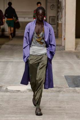 Défilé Dries Van Noten Collection Homme Prêt à Porter Printemps Eté 2026 lors de la Fashion Week de Paris PFW Défilé Dries Van Noten Collection Homme Prêt à Porter Printemps Eté 2026 lors de la Fashion Week de Paris, le 26 juin 2025 Dries Van Noten Fashion Show Men Ready to Wear Spring Summer 2026 Collection at Paris Fashion Week on june 26th 2025 Paris France  Copyright: xAgencex xBestimagexAgencex xBestimagex