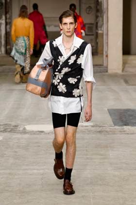 Défilé Dries Van Noten Collection Homme Prêt à Porter Printemps Eté 2026 lors de la Fashion Week de Paris PFW Défilé Dries Van Noten Collection Homme Prêt à Porter Printemps Eté 2026 lors de la Fashion Week de Paris, le 26 juin 2025 Dries Van Noten Fashion Show Men Ready to Wear Spring Summer 2026 Collection at Paris Fashion Week on june 26th 2025 Paris France  Copyright: xAgencex xBestimagexAgencex xBestimagex