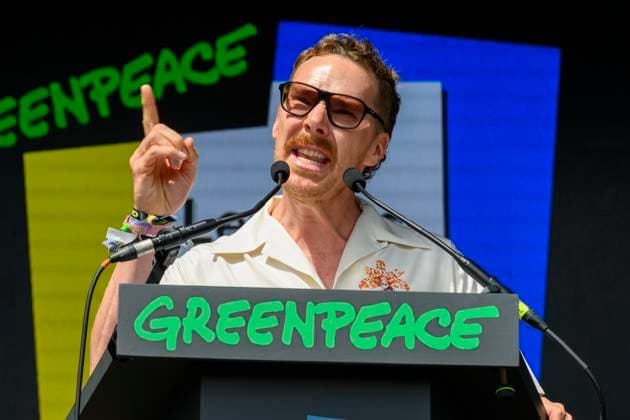 Bilder des Jahres 2025, Entertainment 06 Juni Benedict Cumberbatch in Glastonbury Festival 2025 Benedict Cumberbatch performs on the first Letters Live at Glastonbury, the show where celebrities read out letters, both meaningful and humorous. Greenpeace Stage, Glastonbury Festival 2025 in Pilton, Somerset, 27 June 2025.., Credit:Tina Korhonen Avalon United Kingdom, Pilton, Pilton, Somerset  Copyright: xTinaxKorhonenx xAvalonx 1015530892