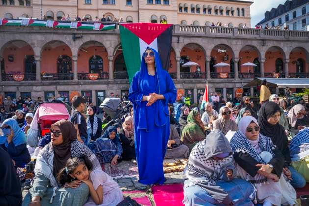 Bilder des Jahres 2025, News 06 Juni News Bilder des Tages Fellesbonn og demonstrasjon pa Youngstorget Oslo 20250627. Islam Net arrangerer en felles fredagsbonn og Palestina-demonstrasjon pa Youngstorget fredag ettermiddag. Foto: Javad Parsa NTB Oslo Norge UgTKA0ZdXOY EDITORIAL USE ONLY Ref:_POLUgTKA0ZdXOY.jpg *** Joint rally and demonstration at Youngstorget Oslo 20250627 Islam Net is organizing a joint Friday rally and Palestine demonstration at Youngstorget Friday afternoon Photo Javad Parsa NTB Oslo Norway UgTKA0ZdXOY EDITORIAL USE ONLY Ref POLUgTKA0ZdXOY jpg  Copyright: xJavadxParsax xNTBx