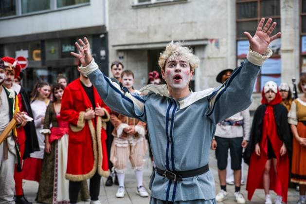 Entertainment Themen der Woche KW26 Bilder des Jahres 2025, News 06 Juni News Bilder des Tages Final street performance with a parade of the international Festival of Commedia dell arte took place in Brno, Czech Republic, on June 27, 2025. (CTKxPhoto MonikaxHlavacova) CTKPhotoP2025062705721  CTKPhotoP2025062705721