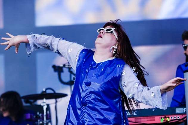 Entertainment Themen der Woche KW26 Entertainment Bilder des Tages CMAT live auf dem Glastonbury Festival 2025 auf der Worthy Farm. Pilton, 27.06.2025 *** CMAT live at Glastonbury Festival 2025 at Worthy Farm Pilton, 27 06 2025 Foto:xJ.xEdwardsx xFuturexImagex glastonbury_5122