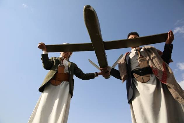 Bilder des Jahres 2025, News 06 Juni News Bilder des Tages YEMEN HOUTHIS USA ISRAEL CONFLICT Houthi supporters hold up a mock drone during a protest against the USA and Israel, in Sana a, Yemen, 27 June 2025. IMAGO Sanaa Yemen Copyright: xHamzaxAlix