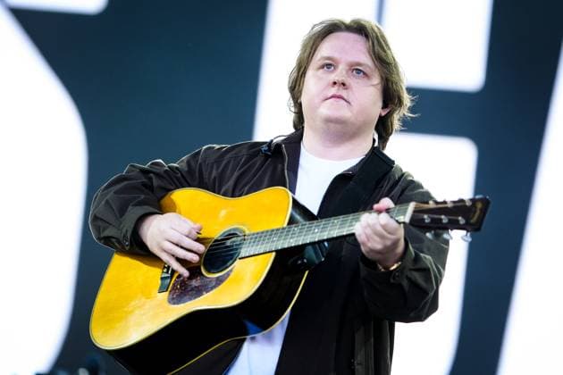 Entertainment Themen der Woche KW26 Bilder des Jahres 2025, Entertainment 06 Juni Entertainment Bilder des Tages Glastonbury Festival 2025, Worthy Farm, Pilton, UK Lewis Capaldi performs on the Pyramid Stage during the Glastonbury Festival 2025 at Worthy Farm, Pilton, UK on 27 June 2025. Picture, Credit:Julie Edwards Avalon  Copyright: xJuliexEdwardsx xAvalonx 1015614782