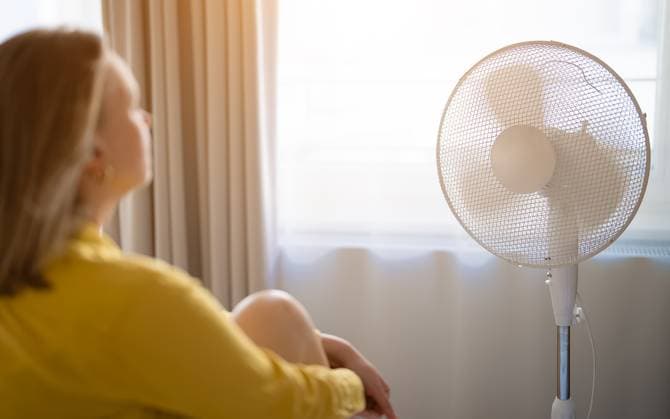 Frau leidet unter extremer Sommerhitze in einem Haus. Woman suffering from extreme summer heat indoors. (License=RF) ,model released, Symbolfoto Copyright: xZoonar.com DmitrixMarutax 23538191 ,model released, Symbolfoto ,property released