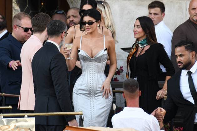 Bilder des Jahres 2025, Entertainment 06 Juni Kylie And Kendall Jenner Leaving Hotel On Bezos-Sanchez Wedding Day - Venice Kendall Jenner are spotted leaving the Gritti Palace Hotel on the wedding day of Amazon founder Jeff Bezos with Lauren Sanchez (not pictured) in Venice, Italy on June 27, 2025. Photo by Florian Poitout ABACAPRESS.COM Venice Italy  Copyright: xPoitoutxFlorian ABACAx