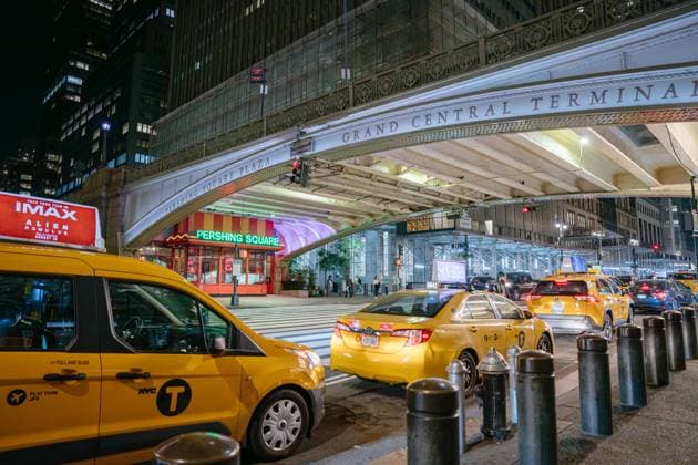 Gelbe NYC Taxis vor dem Grand Central Terminal bei Nacht New York City, New York, USA - 07.30.2024: Yellow cabs line up under the iconic viaduct of Grand Central Terminal at night in New York City. Bright lights from Pershing Square Cafe and the terminal highlight the urban night scene. (License=RM) Copyright: xZoonar.com DenysxKovtunx 23650504