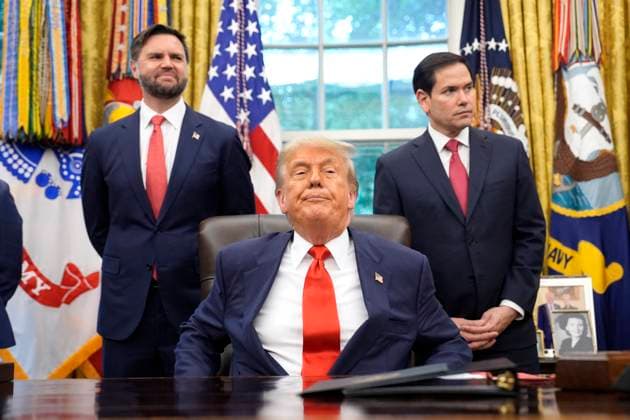 News Themen der Woche KW26 News Bilder des Tages Donald Trump with Congo and Rwanda FMs - Washington US President Donald Trump with Vice President JD Vance and Secretary of State Marco Rubio participate in a visit with the foreign ministers of Congo and Rwanda in the Oval Office at the White House in Washington on June 27, 2025. Photo by Yuri Gripas ABACAPRESS.COM Washington DC United States  Copyright: xPool ABACAx