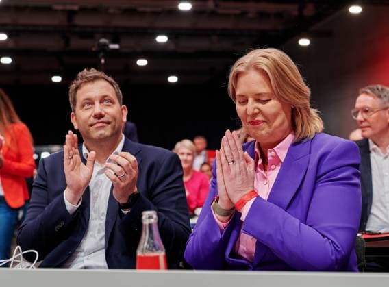 Bilder des Jahres 2025, News 06 Juni SPD-Bundesparteitag - Lars Klingbeil + Bärbel Bas EUR, Deutschland, Berlin, 27.06.2025: Bärbel Bas gewinnt vor dem Vizekanzler und Finanzminister Lars Klingbeil (SPD) die Abstimmung mit den meisten Stimmen der Delegierten. . Auf dem Bundesparteitag der Sozialdemokraten diskutiert die Basis mit der Parteiführung das Ergebnis der Bundestagswahl. Einige Themen sind schon im Vorfeld des Parteitages umstritten: Verteidigungsausgaben, Mindestlohn, Wehrpflicht, AfD-Verbotsverfahren sowie Gesprächsversuche mit Russland. Am Eröffnungstag erfolgt die Wahl der Parteivorsitzenden und ihrer Stellvertreterinnen und Stellvertreter sowie einer Generalsekretärin oder eines Generalsekretärs. *** SPD Federal Party Conference Lars Klingbeil Bärbel B