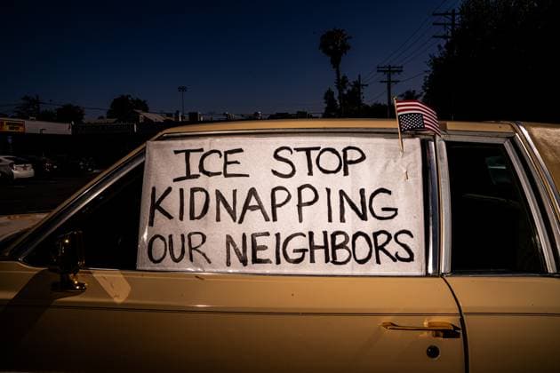 News Themen der Woche KW26 Bilder des Jahres 2025, News 06 Juni News Bilder des Tages June 27, 2025, Altadena, California, USA: A lowrider decorated with signs sits parked beside the Community Defense Center pop-up tent, symbolizing solidarity and support after 11 confirmed abductions by masked, unidentified men within a one-block radius over three days, in Pasadena, California, on June 27, 2025. Altadena USA - ZUMAp218 20250627_znp_p218_006 Copyright: xMyklexParkerx