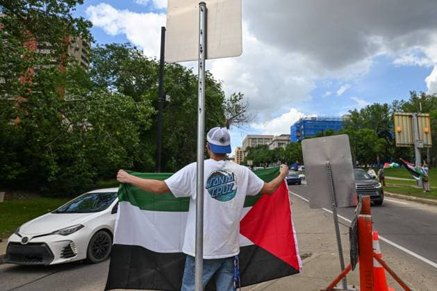 Edmonton Activists Call For Peace In Gaza And Iran EDMONTON, CANADA JUNE 27: Members of Edmonton™s Palestinian diaspora, joined by local activists, gather at the north end of the High Level Bridge near the Alberta Legislature for the From Gaza City to Tehran End the Genocide, No War on Iran protest, condemning the ongoing violence in Gaza and opposing the threat of war with Iran, on June 27, 2025, in Edmonton, Alberta, Canada. Edmonton Canada Copyright: xArturxWidakx originalFilename: widak-edmonton250627_npHoB.jpg