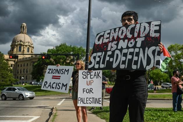 Edmonton Activists Call For Peace In Gaza And Iran EDMONTON, CANADA JUNE 27: Members of Edmonton™s Palestinian diaspora, joined by local activists, gather at the north end of the High Level Bridge near the Alberta Legislature for the From Gaza City to Tehran End the Genocide, No War on Iran protest, condemning the ongoing violence in Gaza and opposing the threat of war with Iran, on June 27, 2025, in Edmonton, Alberta, Canada. Edmonton Canada Copyright: xArturxWidakx originalFilename: widak-edmonton250627_npbRT.jpg