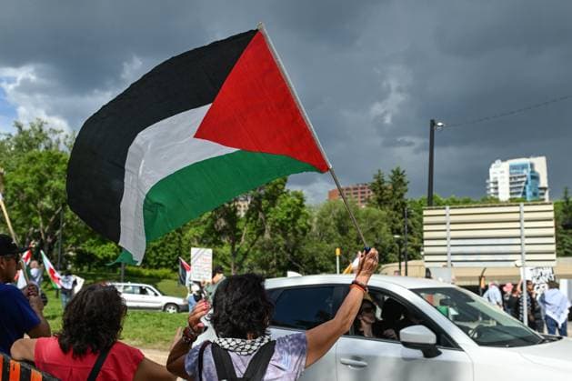 Edmonton Activists Call For Peace In Gaza And Iran EDMONTON, CANADA JUNE 27: Members of Edmonton™s Palestinian diaspora, joined by local activists, gather at the north end of the High Level Bridge near the Alberta Legislature for the From Gaza City to Tehran End the Genocide, No War on Iran protest, condemning the ongoing violence in Gaza and opposing the threat of war with Iran, on June 27, 2025, in Edmonton, Alberta, Canada. Edmonton Canada Copyright: xArturxWidakx originalFilename: widak-edmonton250627_np6Cj.jpg