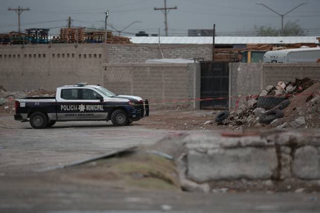 Discovery of 60 embalmed bodies raises alarms in Ciudad Juarez CIUDAD JUAREZ, MEXICO - JUNE 27: Police take security measures as forensic investigators uncover approximately 60 embalmed bodies in unsanitary conditions at a clandestine crematorium in Ciudad Juarez, Mexico, on June 27, 2025. The facility, located in the Granjas Polo Gamboa neighborhood, was operating irregularly and has been sealed by municipal and state authorities. Christian Torres Anadolu Ciudad Juarez Mexico. Editorial use only. Please get in touch for any other usage.  Copyright: x2025xAnadoluxChristianxTorresx