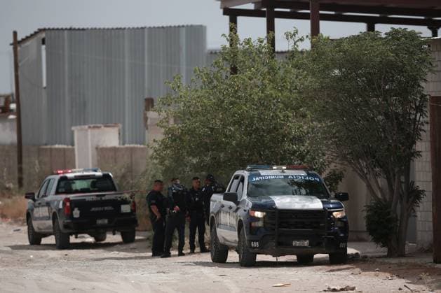 Discovery of 60 embalmed bodies raises alarms in Ciudad Juarez CIUDAD JUAREZ, MEXICO - JUNE 27: Police take security measures as forensic investigators uncover approximately 60 embalmed bodies in unsanitary conditions at a clandestine crematorium in Ciudad Juarez, Mexico, on June 27, 2025. The facility, located in the Granjas Polo Gamboa neighborhood, was operating irregularly and has been sealed by municipal and state authorities. Christian Torres Anadolu Ciudad Juarez Mexico. Editorial use only. Please get in touch for any other usage.  Copyright: x2025xAnadoluxChristianxTorresx