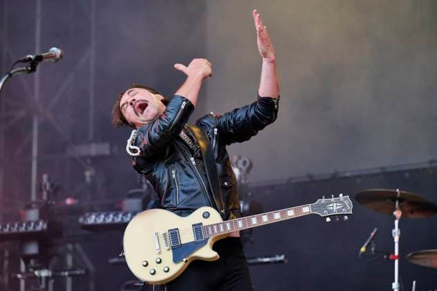 Bilder des Jahres 2025, Entertainment 06 Juni Adam Grahn von Royal Republic live auf dem Summerside Festival 2025 beim Flugplatz. Grenchen, 27.06.2025 *** Adam Grahn from Royal Republic live at the Summerside Festival 2025 at Grenchen Airfield, 27 06 2025 Foto:xP.xFrauchigerx xFuturexImagex summerside_5616