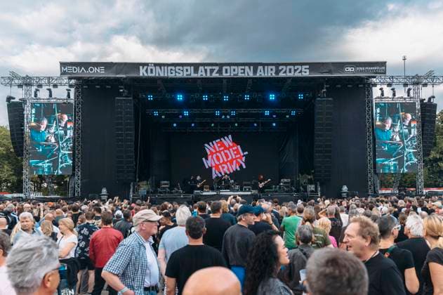New Model Army live at a concert at Königsplatz Munich, 27 06 2025 Foto:xM.xKremerx xFuturexImagex nma_5602