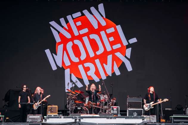 Bilder des Jahres 2025, Entertainment 06 Juni Dean White, Justin Sullivan und Ceri Monger von New Model Army live bei einem Konzert auf dem Königsplatz. München, 27.06.2025 *** Dean White, Justin Sullivan and Ceri Monger from New Model Army live at a concert at Königsplatz Munich, 27 06 2025 Foto:xM.xKremerx xFuturexImagex nma_5603