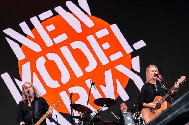 Dean White, Michael Dean and Justin Sullivan from New Model Army live at a concert at Königsplatz Munich, 27 06 2025 Foto:xM.xKremerx xFuturexImagex nma_5604