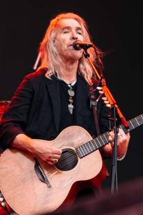 Justin Sullivan from New Model Army live at a concert at Königsplatz Munich, 27 06 2025 Foto:xM.xKremerx xFuturexImagex nma_5606