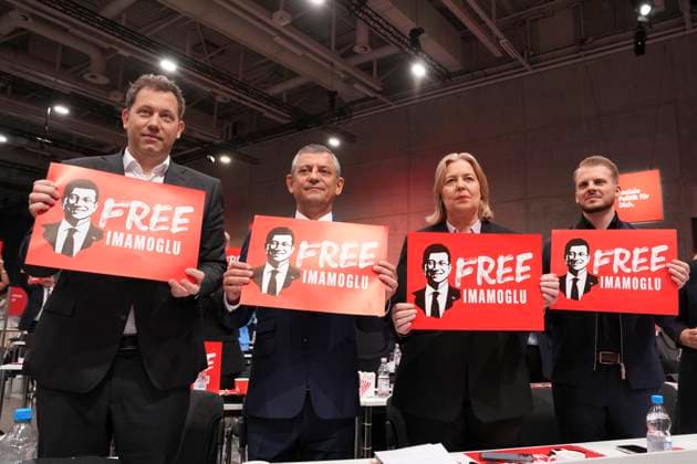 News Themen der Woche KW26 News Bilder des Tages 42. SPD Bundesparteitag 2025 Tag 2 Lars Klingbeil, Oezguer Oezel (Vorsitzender CHP), Baerbel Bas und Tim Kuessendorf halten ein Schild hoch mit der Aufschrift Free Imamoglu zur Freilasung von Emrem Imamoglu dem Oppisitionskandidaten der CHP zur Buergermeisterwahl in Istanbul, Berlin, 28.06.2025 Berlin Berlin Deutschland *** 42 SPD Federal Party Conference 2025 Day 2 Lars Klingbeil, Oezguer Oezel Chairman CHP , Baerbel Bas and Tim Kuessendorf hold up a sign with the inscription Free Imamoglu for the release of Emrem Imamoglu the opposition candidate of the CHP for the mayoral election in Istanbul, Berlin, 28 06 2025 Berlin Berlin Germany