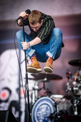 Bilder des Jahres 2025, Entertainment 06 Juni Entertainment Bilder des Tages Glastonbury Festival 2025, Worthy Farm, Pilton, UK Kaiser Chiefs performs on the Pyramid Stage during the Glastonbury Festival 2025 at Worthy Farm, Pilton, UK on 28 June 2025. Persons Pictured: Ricky Wilson Picture, Credit:Julie Edwards Avalon  Copyright: xJuliexEdwardsx xAvalonx 1016009722