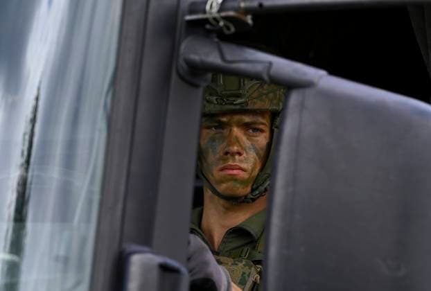 News Themen der Woche KW26 News Bilder des Tages Beim Grand Crossing 2025 sind Soldatinnen und Soldaten aus Deutschland,Großbritanien,Italien und den Niederlanden im Einsatz.Die Großübung der Bundeswehr findet im Kreis Kleve,im Raum Kalkar,in Emmerich und Rees statt,( alles Städte befinden sich im Bundesland Nordrhein-Westfalen ( NRW ).Die Übung begann in der Nacht auf Freitag,27.06.2025 und endet am Sonntag,29.06.2025. Bei der Militärübung sind über 500 Militärfahrzeuge und 1.200 Soldaten und Soldatinnen aus vier Nationen im Einsatz. Trainiert wird die Überquerung eines Gewässers,bei Kalkar soll der Rhein möglichst schnell und unter realistischen Bedingungen auf die gegenüber liegende Stadt Rees ( Stadt im Bundesland Nordrhein-Westfalen ) überwunden werden.Die Einsatzkräft