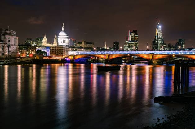Londoner Stadtbild bei Nacht mit Blackfriars Bridge und St. Pauls Cathedral Londoner Stadtbild bei Nacht mit Blackfriars Bridge und St. Pauls Cathedral (License=RF) Copyright: xZoonar.com Photographer:xDmitryxNaumovx 23660291