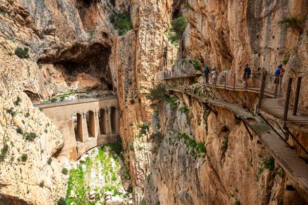 Caminito del Rey Die Schmale Holzbrücke vom Caminito del Rey Weg spannt über eine dramatische Felsenschlucht inmitten der Natur, Malaga, Spanien, Europa (License=RM) Copyright: xZoonar.com ThomasxHeitzx 23472981