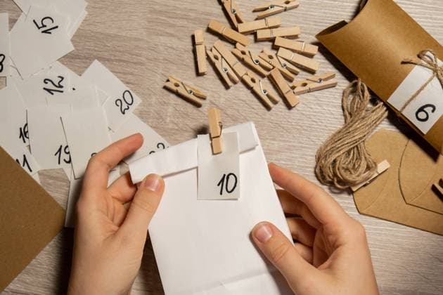 Unerkennbare junge Frau stickt Nummer auf Handwerkstasche, fastet mit Wäschenadel. Weibliche Herstellung Kraftpapier für hausgemachte Adventskalender Hergestellt mit eigenen Händen Schritt für Schritt DIY Handwerk tun es selbst. Vorbereitung auf Weihnacht Unerkennbare junge Frau stickt Nummer auf Handwerkstasche, fastet mit Wäschenadel. Weibliche Herstellung Kraftpapier für hausgemachte Adventskalender Hergestellt mit eigenen Händen Schritt für Schritt DIY Handwerk tun es selbst. Vorbereitung auf Weihnacht (License=RF) Copyright: xZoonar.com AnastasiiaxYanishevskax 23666868