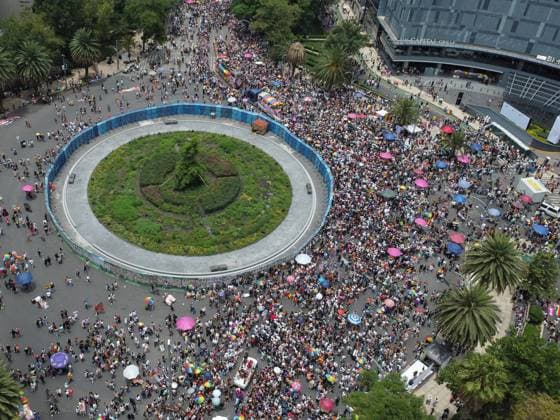 Thousands of homosexual, bisexual, queer, transexual, transgender and other people gather around the Angel de la Independencia to mark the 47th anniversary of Pride Parade 2025, to demand freedom, equality of sexual orientations and gender identities. on June 28, 2025 in Mexico City, Mexico. Mexico City Mexico - ZUMAe321 20250628_zia_e321_032 Copyright: xCarlosxSantiagox