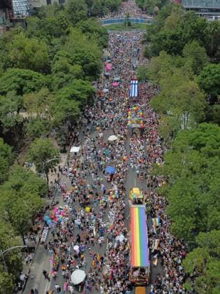 Thousands of homosexual, bisexual, queer, transexual, transgender and other people gather around the Angel de la Independencia to mark the 47th anniversary of Pride Parade 2025, to demand freedom, equality of sexual orientations and gender identities. on June 28, 2025 in Mexico City, Mexico. Mexico City Mexico - ZUMAe321 20250628_zia_e321_042 Copyright: xCarlosxSantiagox
